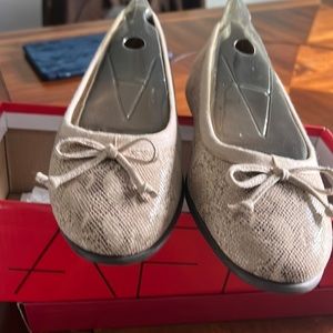 AEROSOLES Sz 9M Tan Ballet Flats "Fast Bet"